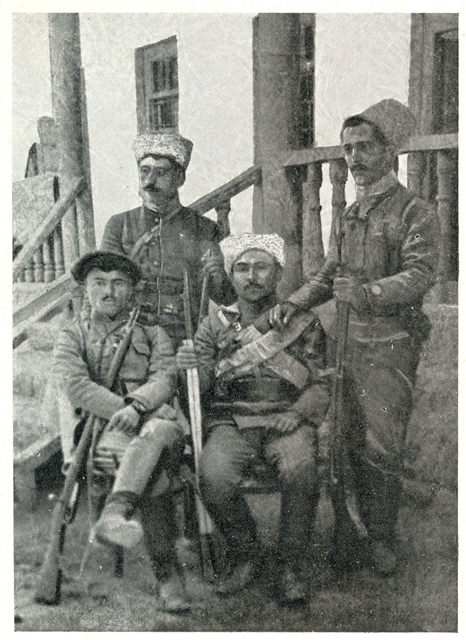 Կամավորներ «Հայ կամաւորներ 1914-1916» ալբոմից