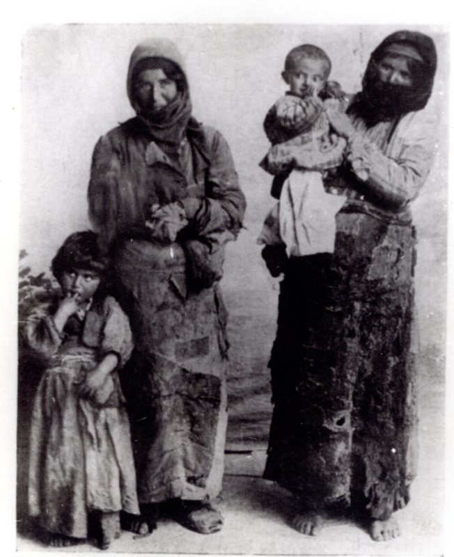 Թոմարզացի կանայք ու երեխաներ աքսորի ճամփին