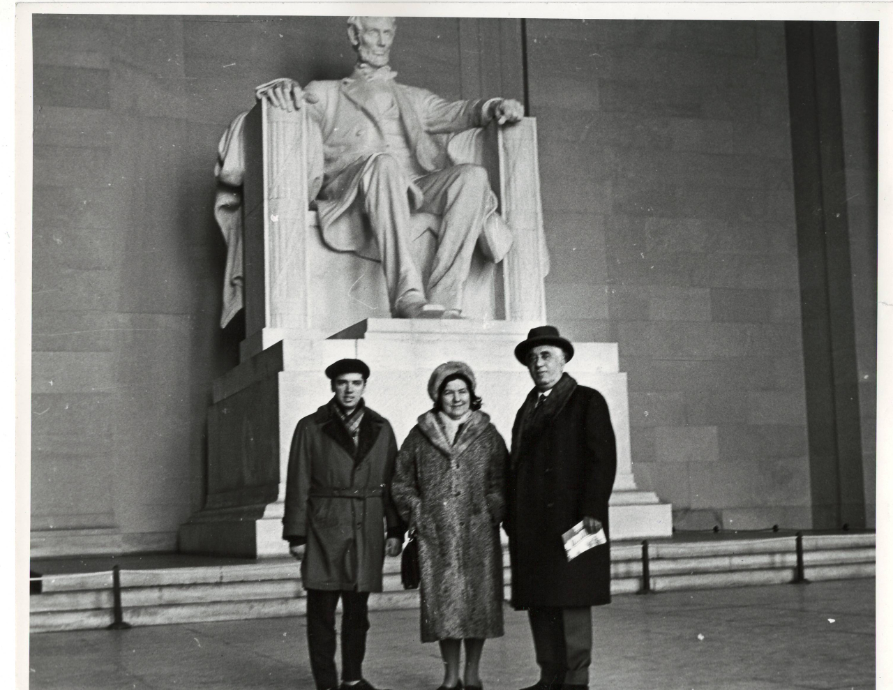 Լուսանկար. Ա. Խաչատրյանը  կնոջ՝ Ն. Մակարովայի, որդու՝ Կարենի հետ Վաշինգտոնում՝  Ա. Լինքոլնի հուշարձանի մոտ 