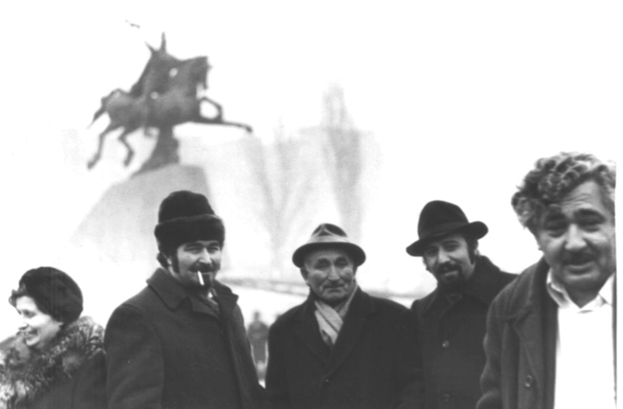 Մի խումբ մարդիկ Երվանդ Քոչարի կերտած «Վարդան Մամիկոնյան» արձանի ֆոնին, Երևան, 1975