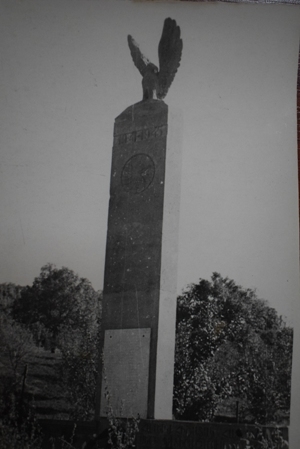 Կապանի Նորաշենիկ գյուղի  հուշարձան-կոթողը՝  նվիրված Մեծ հայրենականում զոհված համագյուղացիներին 