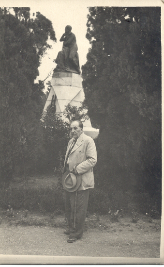 Իսահակյանը Լերմոնտովի հուշարձանի մոտ