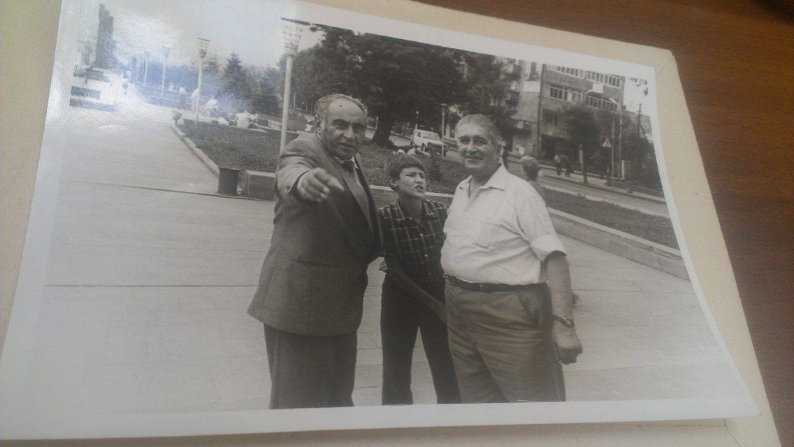 լուսանկար՝ կուս․շրջկոմի առաջին քարտուղար Վ․Բալայանը,Լ․Ս․ և Ս․Լ․ Շահումյանները տուն-թանգարանի բակում