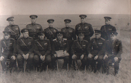 Խորհրդային բանակի սպաներ (կենտրոնում նստածը Գաբրիել Կամոևն է)