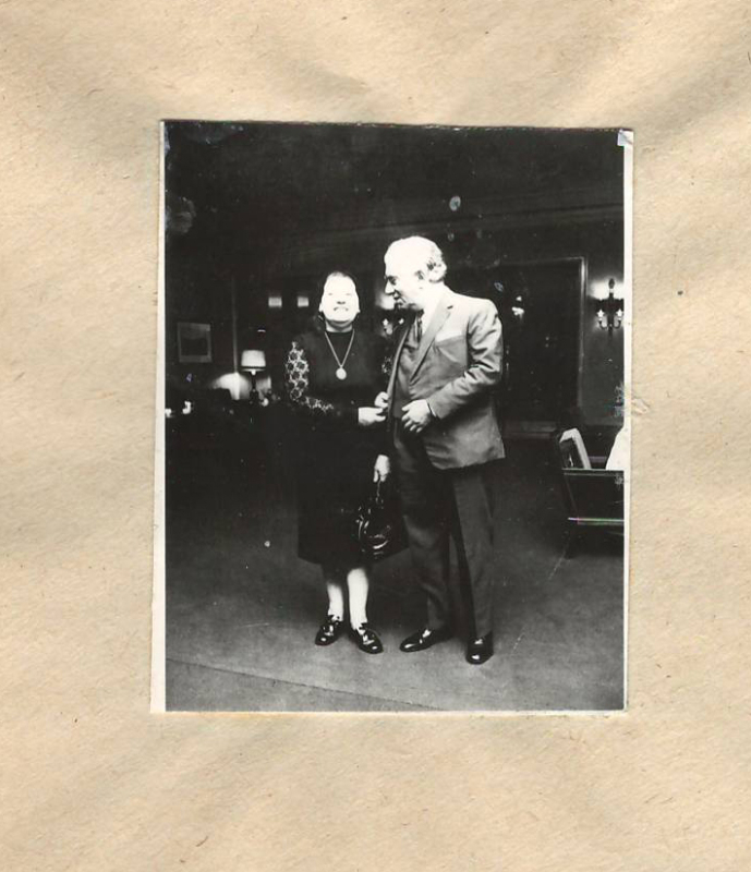 Նեգատիվ՝ լուսանկարի. Ա.Խաչատրյանը կնոջ՝ Ն.Մակարովայի հետ Փարիզում իր հեղինակային համերգների օրերին