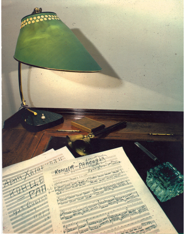 Լուսանկար գունավոր. Ա. Խաչատրյանի գրասեղանը իր տուն-թանգարանի հուշային մասում