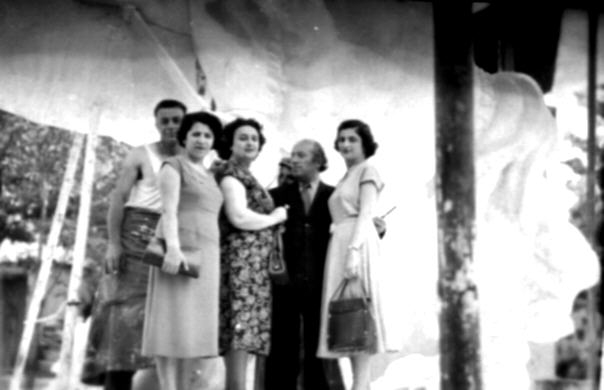 Ե. Քոչարը,  կինը՝ Մանիկը և մի խումբլ մարդիկ«Սասունցի Դավիթ» արձանի շինհրապարակում, Երևան, 1957-58
