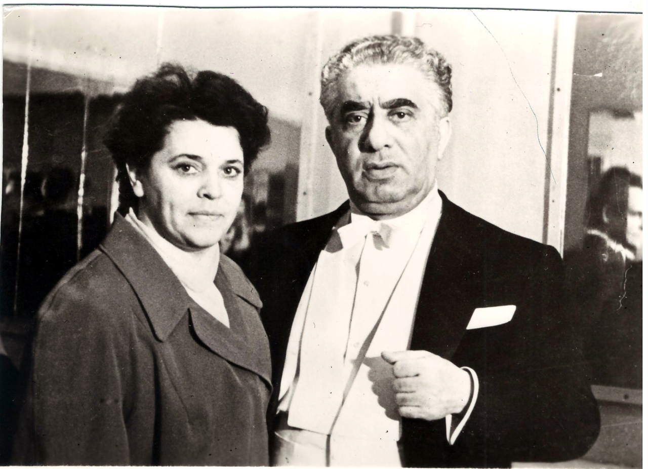 Լուսանկար. Ա. Խաչատրյանը  երգչուհի Վ. Դրյախլովայի հետ Կրասոնյարսկի Երաժշտական կոմեդիայի թատրոնի ճեմասրահում