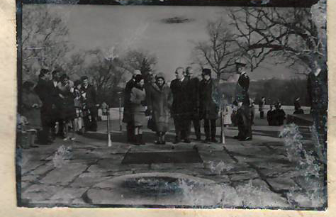 Նեգատիվ՝ լուսանկարի. Ն. Մակարովան (Ա. Խաչատրյանի կինը) որդու՝ Կարենի հետ Վաշինգտոնի Արլինգտոն գերեզմանոցում