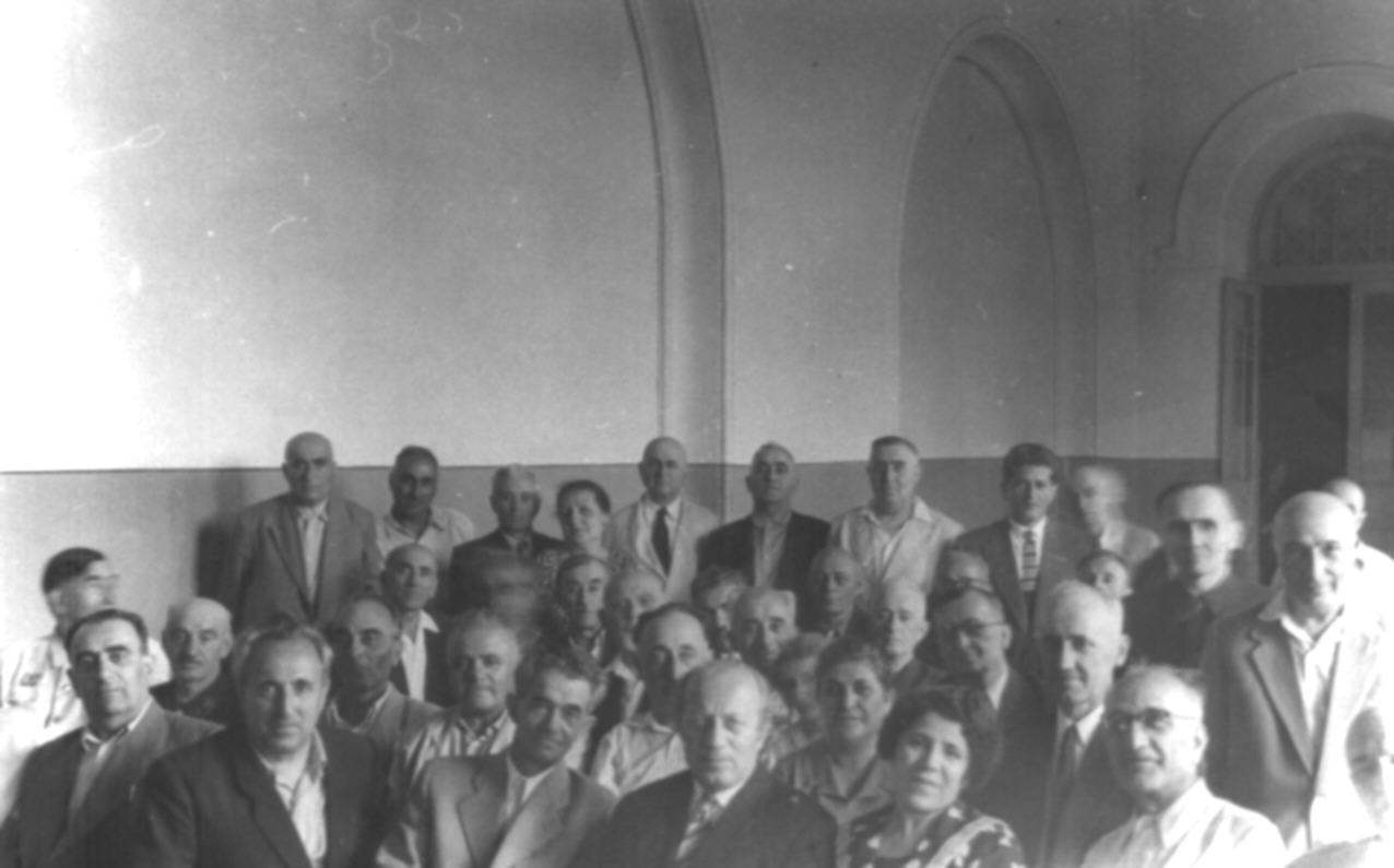 Ե. Քոչարը մի խումբ Ներսիսյան դպրոցի շրջանավարտների հետ, [1950-1960–ականներ]