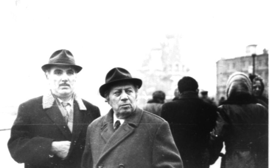 Երվանդ Քոչարը /աջից առաջինը/  և Երջանիկ Կարախանյանը,  Մոսկվա, 1974