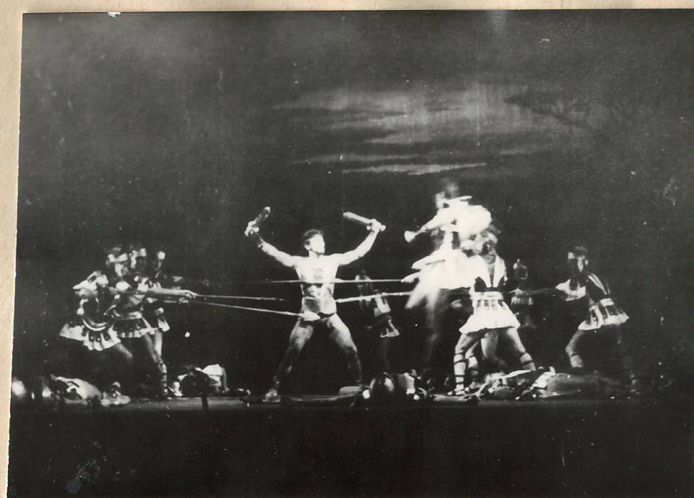 Նեգատիվ՝ Բուխարեստի օպերային թատրոնում տեղի ունեցած Ա. Խաչատրյանի «Սպարտակ» բալետի բեմադրությունից լուսանկարի