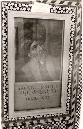 Խոջա Պետրոս Վելիջանյանի դիմանկարը Սուրբ Ամենափրկիչ վանքի մուտքի մոտ