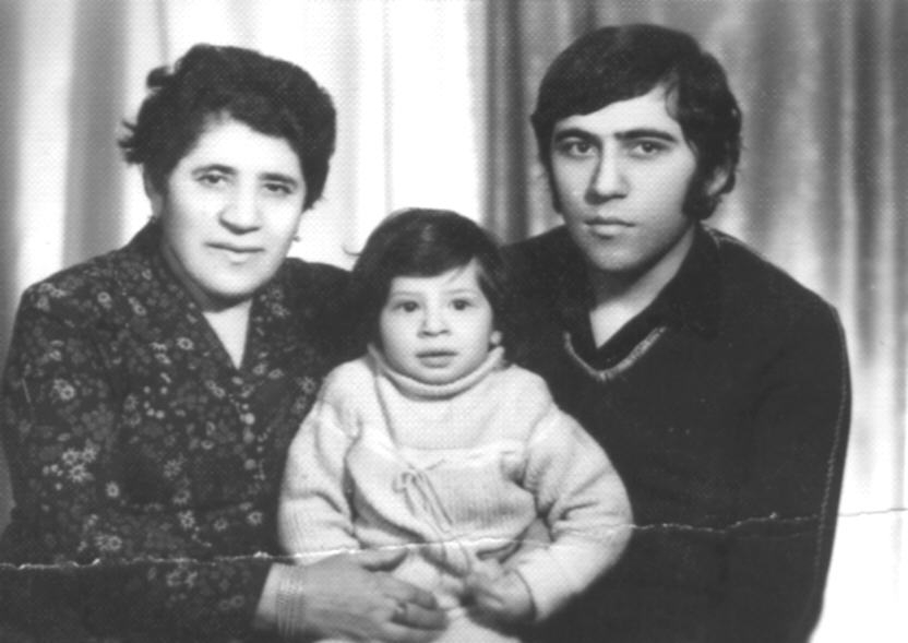 Ե. Քոչարի կինը՝ Մանիկը, որդու՝ Ռուբիկի և թոռան՝  Կարինեի հետ, Երևան, 1970 - ականներ