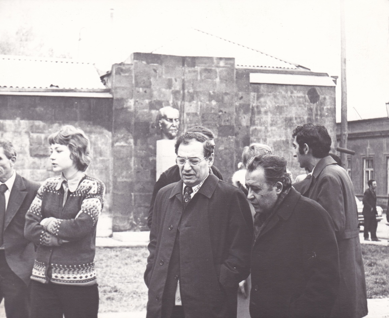 Ռ.Մադոյանը  (աջից՝ առաջինը ) օտարերկրյա  հյուրերի  հետ