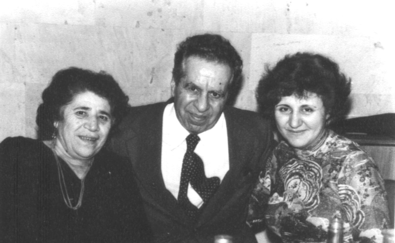 Ե. Քոչարի կինը՝  Մանիկը /ձախից/, ակադեմիկոս  Ծատուր Աղայանը և հաղորդավարուհի Վերա Հակոբյանը «Նաիրի» հանգստյան տանը՝ մշակույթի գործիչների հետ հանդիպման ժամանակ, 1978