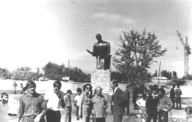 Ե. Քոչարը  Շաքե Կարախանյանի և Մարտին Կակոսյանի հետ Էջմիածնում՝ «Կոմիտաս»  արձանի ֆոնին,  [1970–ականներ]