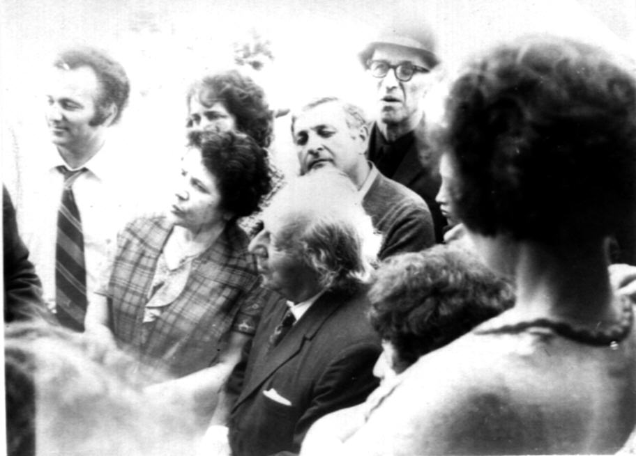 Երվանդ Քոչարը, Մանիկ Մկրտչյանը և մի խումբ մարդիկ, 1960-70-ականներ