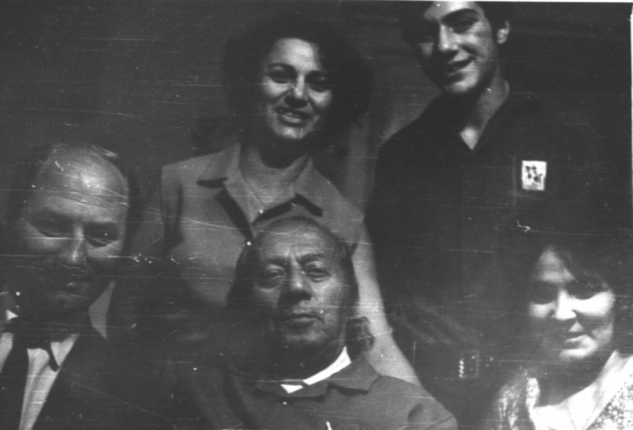 Երվանդ Քոչարը (կենտրոնում) մի խումբ ընկերների հետ: Ձախից աջ՝ առաջին շարքում - Մարտին Կակոսյան, Կակոսյանի կինը, երկրոդ շարքում՝  Շաքե Աղազարյան, նրա որդին՝ Արմենը,  Երևան,1970