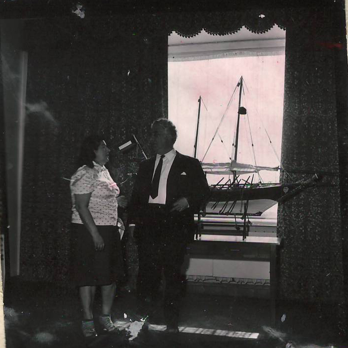Նեգատիվ՝ լուսանկարի. Ա. Խաչատրյանը կնոջ՝ Նինա Մակարովայի հետ   ԽՍՀՄ-ում Քուվեյթի դեսպանատանը