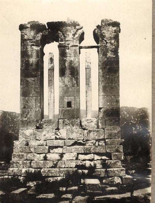 Կոթող-մահարձան Սուրբ Աստվածածին եկեղեցու տարածքում