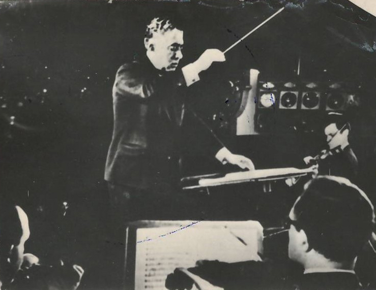 Նեգատիվ՝ լուսանկարի. Ա. Խաչատրյանը ջութակահար Լ. Կոգանի և Փարիզի սիմֆոնիկ նվագախմբի հետ՝ փորձի ժամանակ