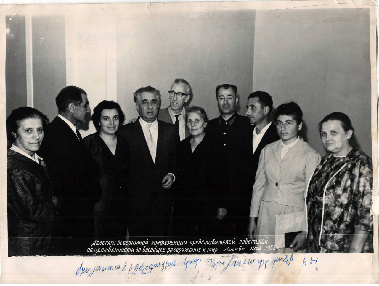 Լուսանկար. Ա. Խաչատրյանը կոմպոզիտոր Դմ. Կաբալևսկու և այլոց հետ