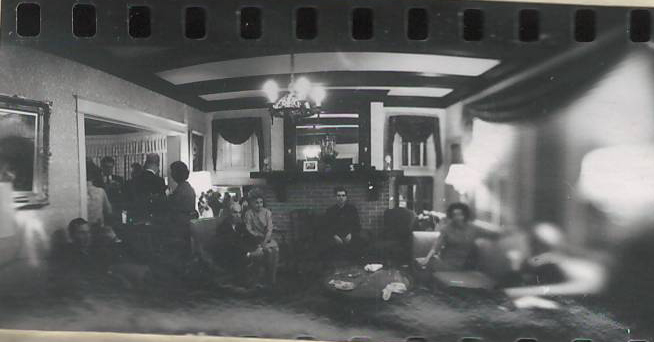 Նեգատիվ՝ լուսանկարի. Ա.Խաչատրյանին նվիրված ցուցահանդեսի ընդհանուր սրահը՝կազմակերպված  Նյու Յորքի արվեստի և դիզայնի դպրոցում
