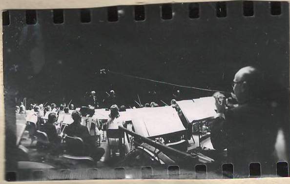 Նեգատիվ՝ լուսանկարի. Ա. Խաչատրյանը թավջութակահար Մստիսլավ Ռոստրոպովիչի և Ամերիկայի ազգային սիմֆոնիկ նվագախմբի հետ ՝ Նյու Յորքի Քարնեգի Հոլ համերգասրահում