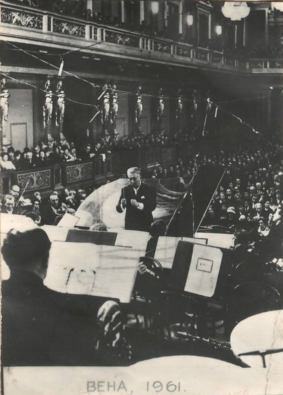 Նեգատիվ՝ լուսանկարի. Ա. Խաչատրյանը Վիեննայի սիմֆոնիկ նվագախմբի հետ՝ իր հեղինակային համերգի ժամանակ