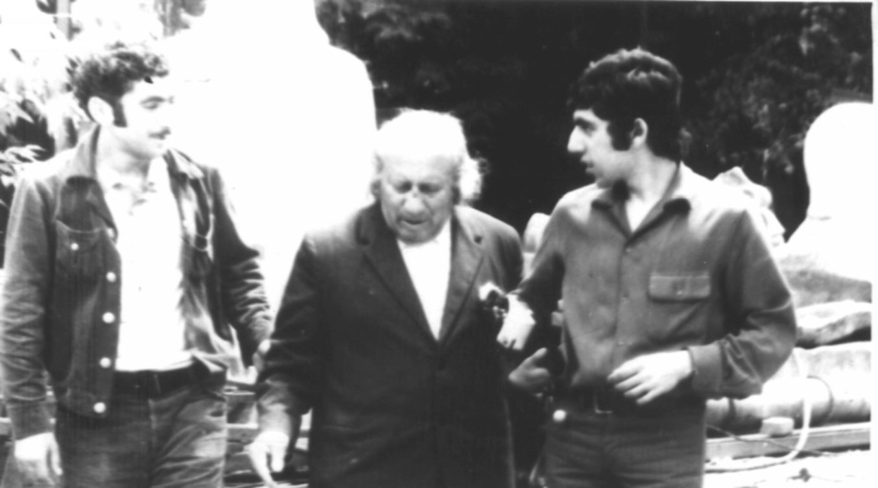 Ե. Քոչարը /կենտրոնում/, կրտսեր որդին՝ Ռուբիկը /աջից առաջինը/ և մի տղամարդ, Երևան,  [1970–ականներ]