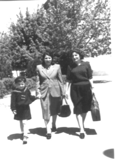Մանիկ Մկրտչյանը որդու և մի կնոջ հետ, 1953, Երևան