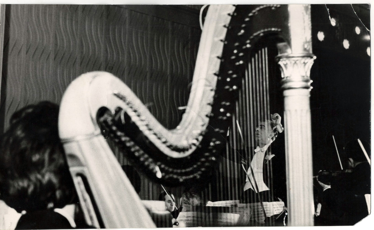 Լուսանկար. Ա. Խաչատրյանը իր ծննդյան 60-ամյակին նվիրված տոնական համերգին՝ նվագավարելիս