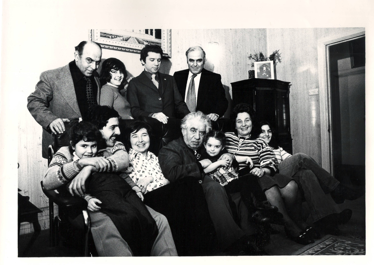 Լուսանկար. Ա. Խաչատրյանը իր լոնդոնաբնակ ընկերների հետ
