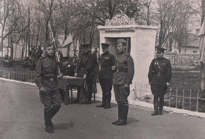 Խորհրդային բանակի զինվորականներ (սեղանի մոտ նստածը Գաբրիել Կամոևն է)