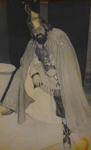 ՀԽՍՀ վաստակավոր արտիստ Միլիտոս Ղազարյանը իշխան Հասան Ջալալիի   դերում «Ռուզան » ներկայացման մեջ