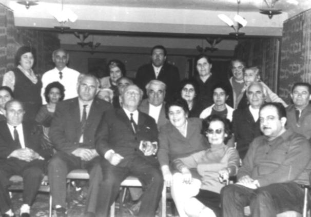Ե. Քոչարը  կնոջ՝ Մանիկ Մկրտչյանի  և մի խումբ մարդկանց հետ՝  իր ծննդյան 75–ամյակի կապակցությամբ  «Արզնի» առողջարանի ակումբում կազմակերպված երեկոյի ժամանակ, նոյեմբեր, 1973