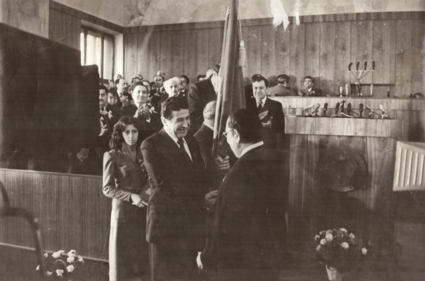 Կարեն Դեմիրճյանը ստանում է ՀԽՍՀ-ին շնորհած Լենինի շքանշանը
