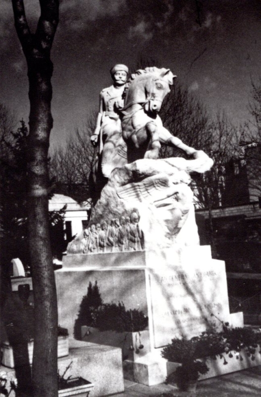 Զորավար Անդրանիկի արձանը Պեր Լաշեզ գերեզմանատանը
