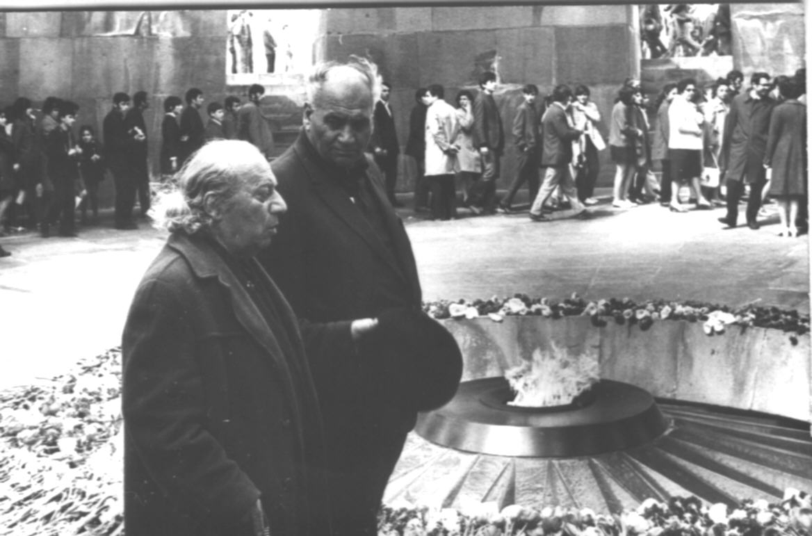 Երվանդ Քոչարը և Արտաշես Մաթևոսյանը  Ծիծեռնակաբերդի անմար կրակի կողքով քայլելիս, Երևան,  [1970–ականներ]
