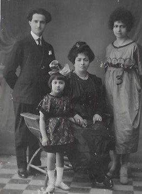 Գրիգոր Քարաջյանը մոր, քրոջ և վերջինիս դստեր հետ