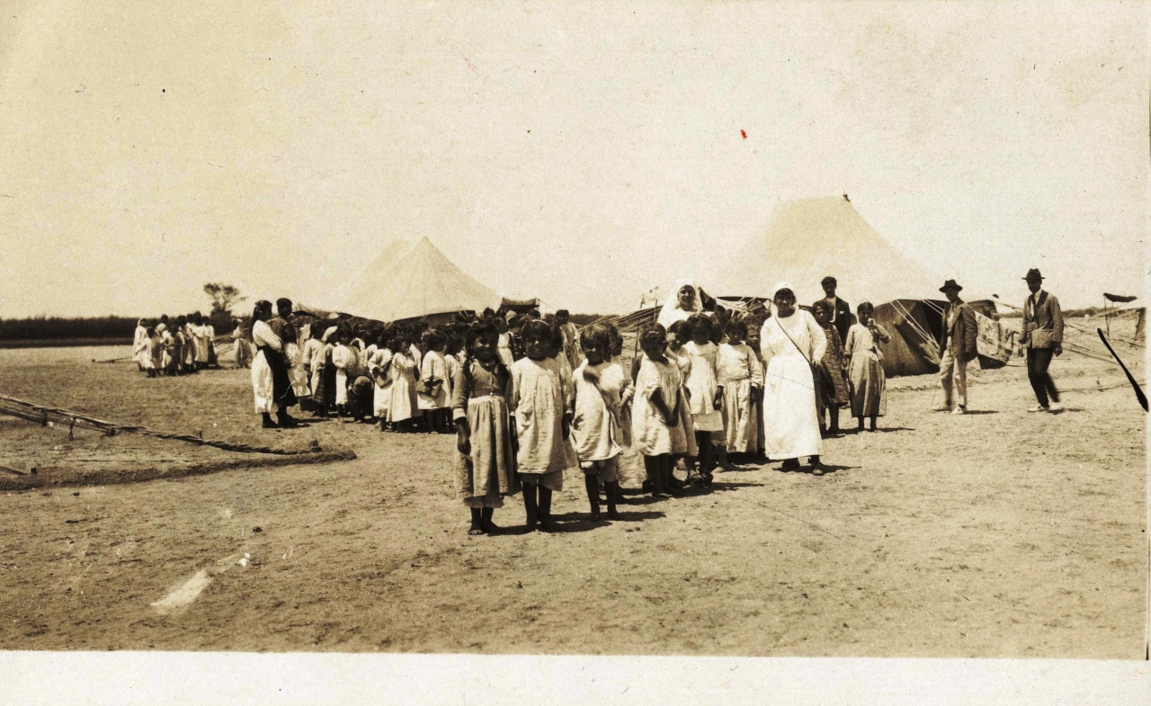 Մուսալեռցի կանայք և երեխաները Պորտ–Սաիդ վրանաքաղաքում