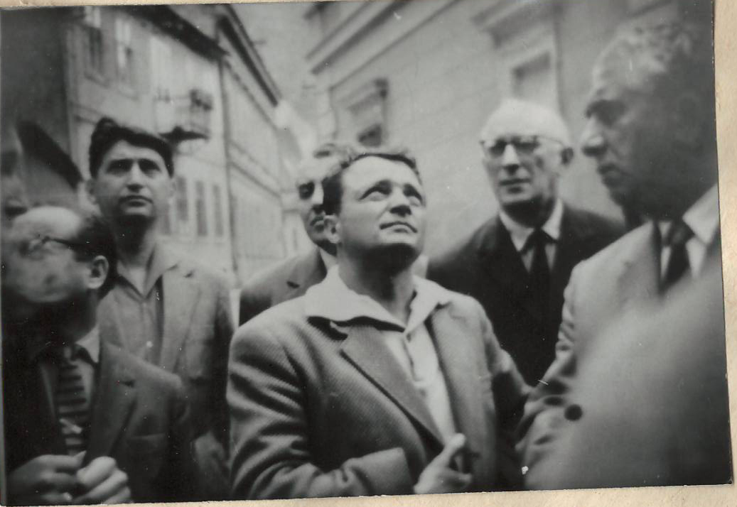 Նեգատիվ՝ լուսանկարի. Ա. Խաչատրյանը ռումին, սովետական կոմպոզիտորների և երաժշտագետների խորհրդակցության օրերին  Բրաշով քաղաքում