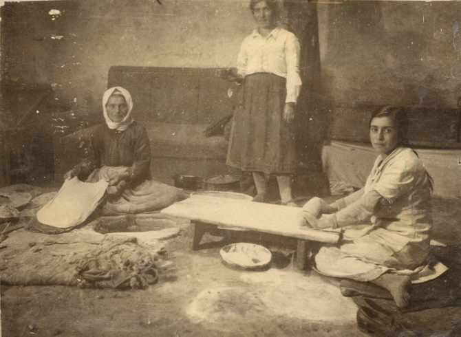 Լավաշ թխող կանայք Բասարգեչար (այժմ Վարդենիս) գյուղում