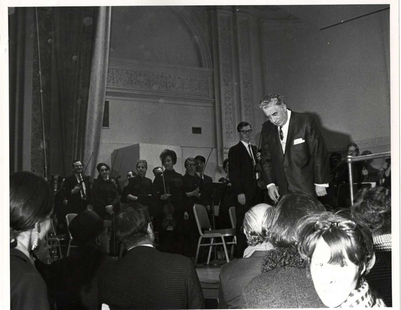 Լուսանկար. Ա. Խաչատրյանը Նյու Յորքի Քարնեգի Հոլ համերգասրահում Ամերիկայի ազգային սիմֆոնիկ նվագախմբի հետ՝ հեղինակային համերգից հետո