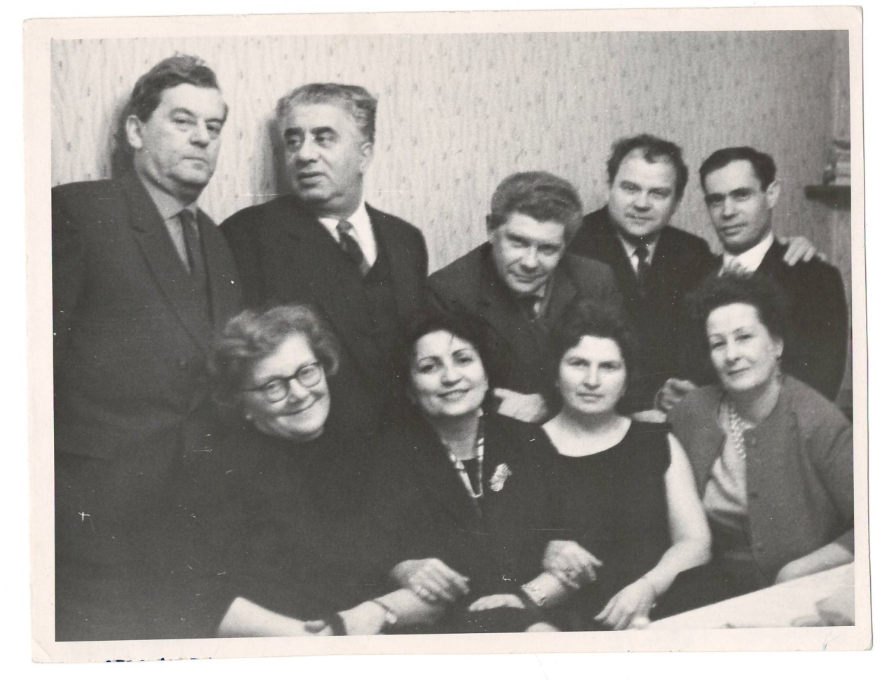 Լուսանկար .Ա.Խաչատրյանը  սովետական կոմպոզիտորների և երաժիշտների և երաժշտագետների հետ   ջութակահար Լեոնիդ Կոգանի տանը