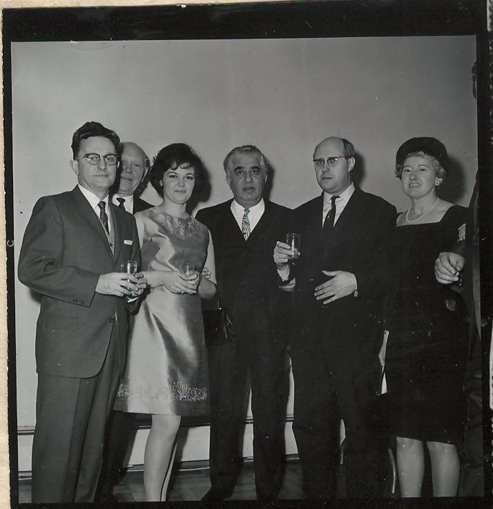 Նեգատիվ՝ լուսանկարի. Ա. Խաչատրյանը թավջութակահար Մ. Ռոստրոպովիչի և այլոց հետ ԱՄՆ-ում իր հեղինակային համերգների օրերին