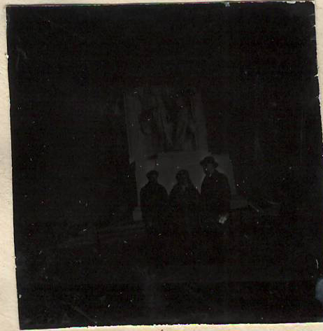Նեգատիվ՝ լուսանկարի. Ա. Խաչատրյանը կնոջ՝ Ն. Մակարովայի և որդու՝ Կարենի հետ  Վաշինգտոնում՝ Լինքոլնի արձանի մոտ