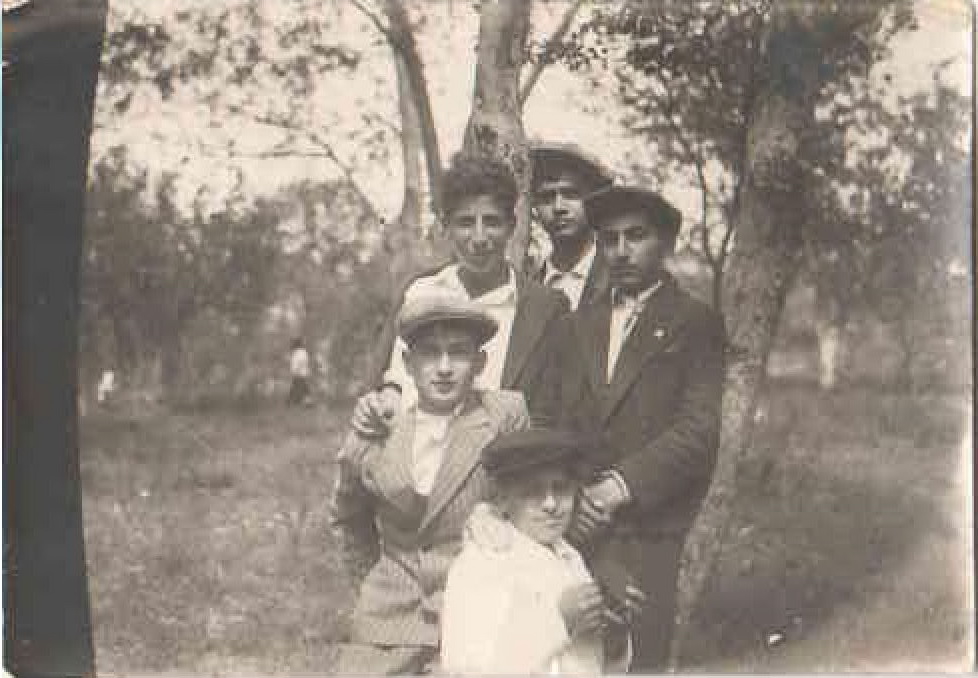 Ձախից աջ նստած՝ Ղ.Սարյան, անհայտ անձ, կանգնած՝ Ա.Բաբաջանյան, Ա.Հարությունյան, Է.Միրզոյան