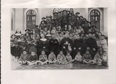 Նոր Ջուղայի հայ կաթոլիկ դպրոցի ուսուցիչները և սաները 